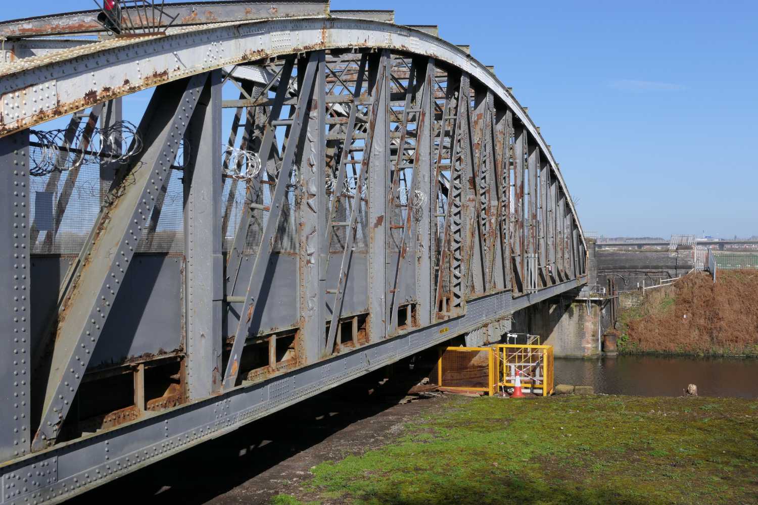 Side view of the Old Quay bridge