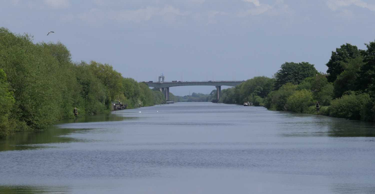 Looking east along the canal towards Thelwell Viaduct