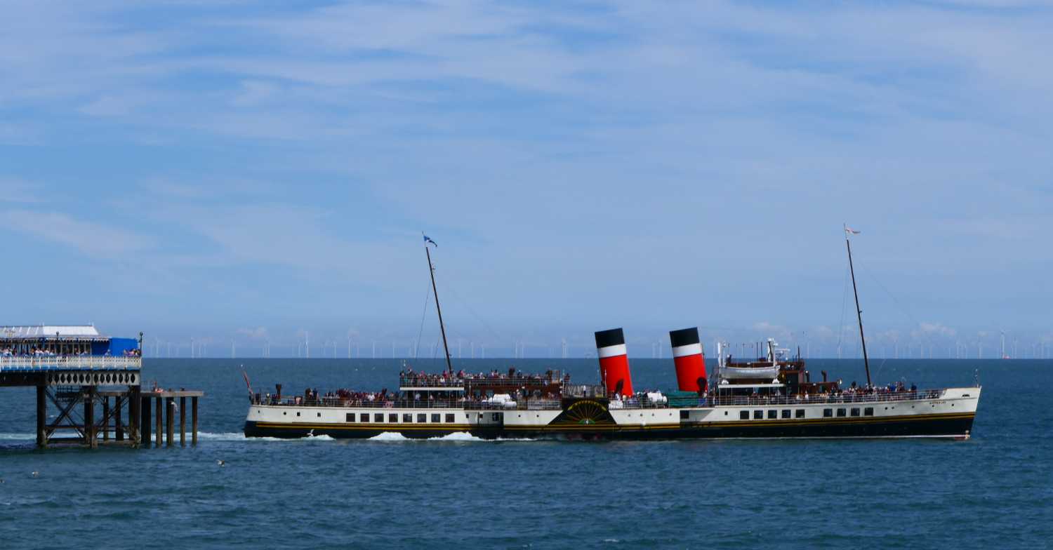 The Waverley leaving the pier